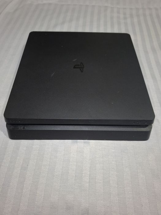 Vând ps 4 slim 500gb 2 console