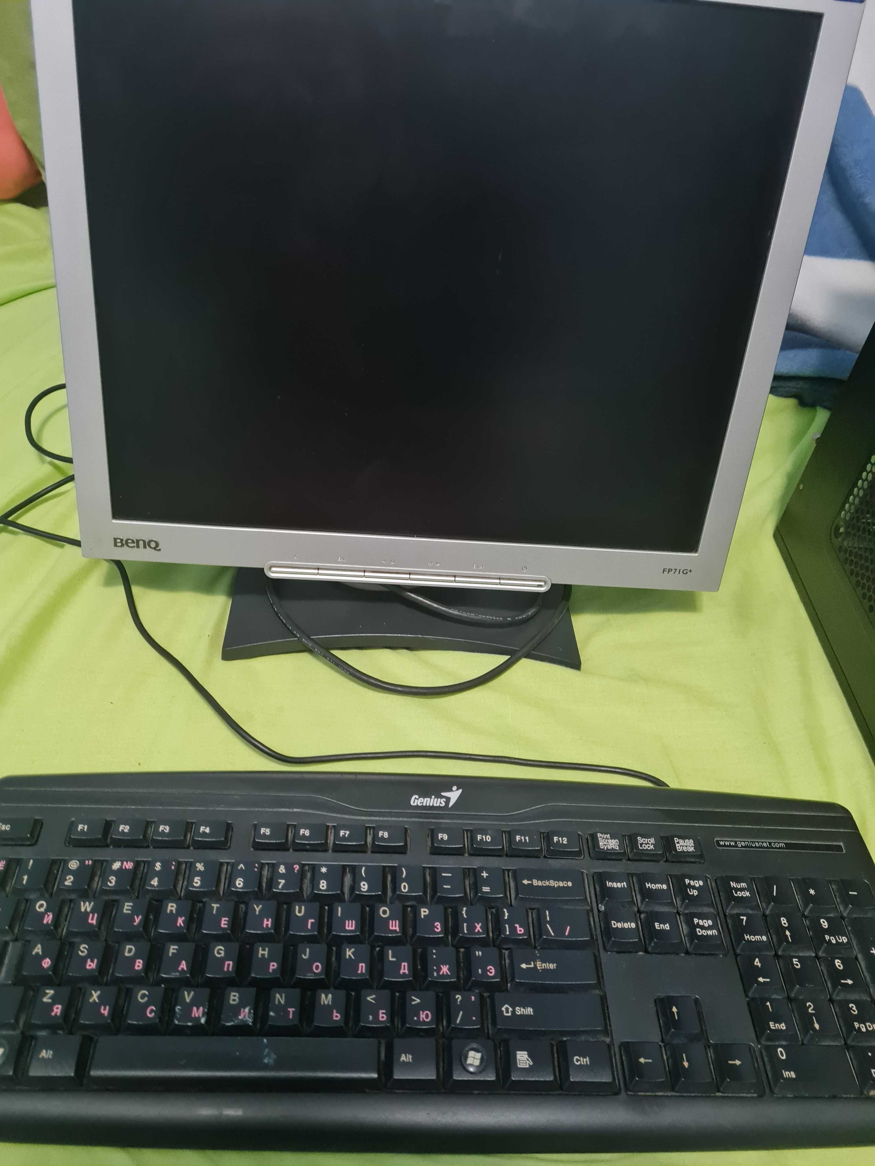 unitate pc complecta monitor si tastatura