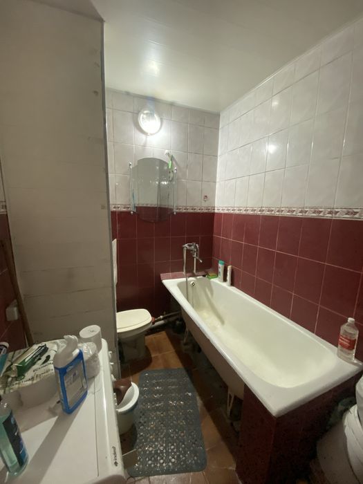 G’afur G’ulom metrosi oldida bollarga