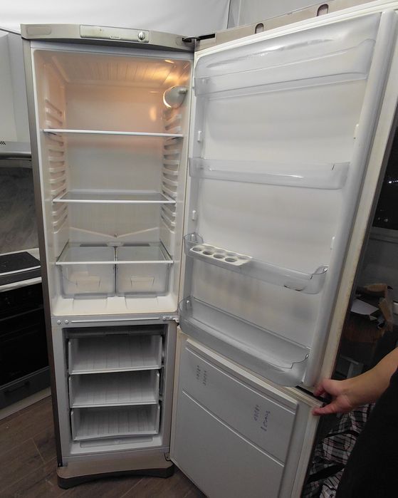 Продам 2 х камерный холодильник