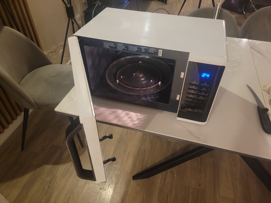 Vând Cuptor Microunde Samsung MS23K3513AW ceramic 23l