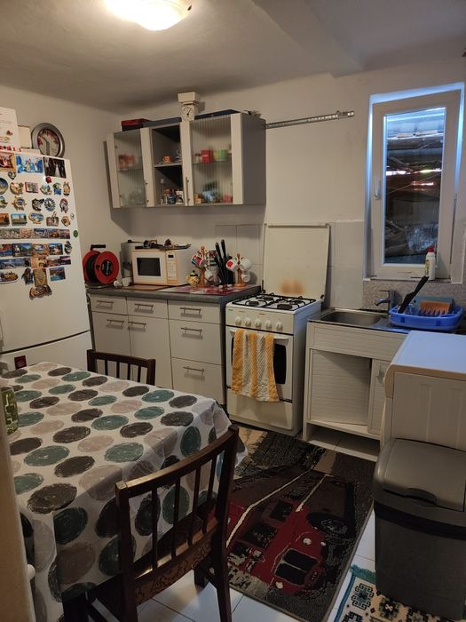 Închiriez casă 3 camere