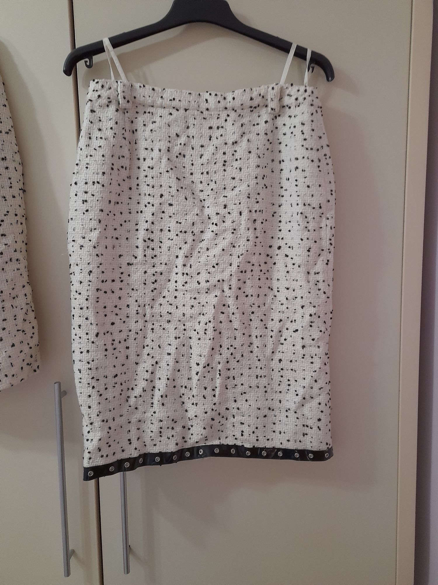 Compleu damă, cu fustă, alb cu negru, măsura 40