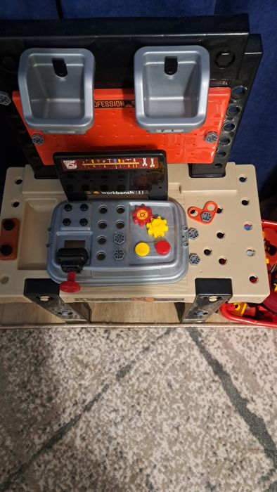 Детска работна маса с инструменти