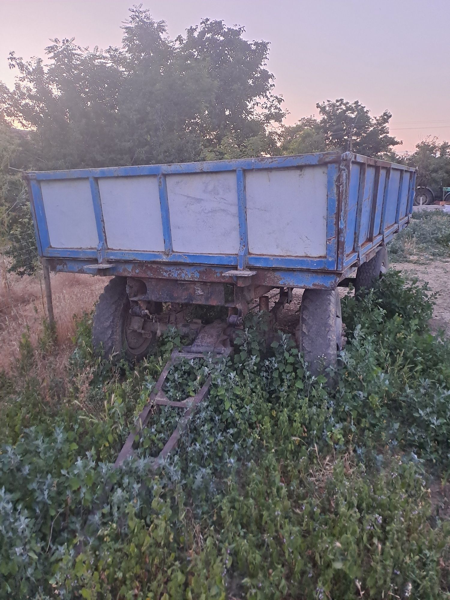 Vand tractor U 650 cu utilaje
