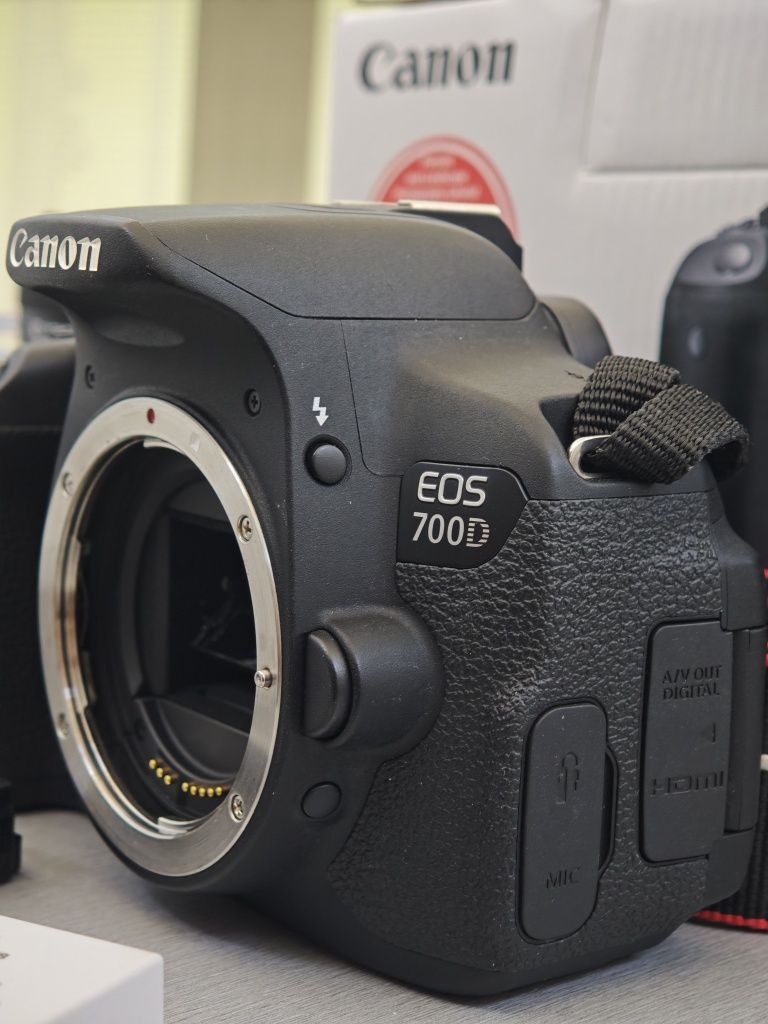 CANON EOS 700D фотоапарат