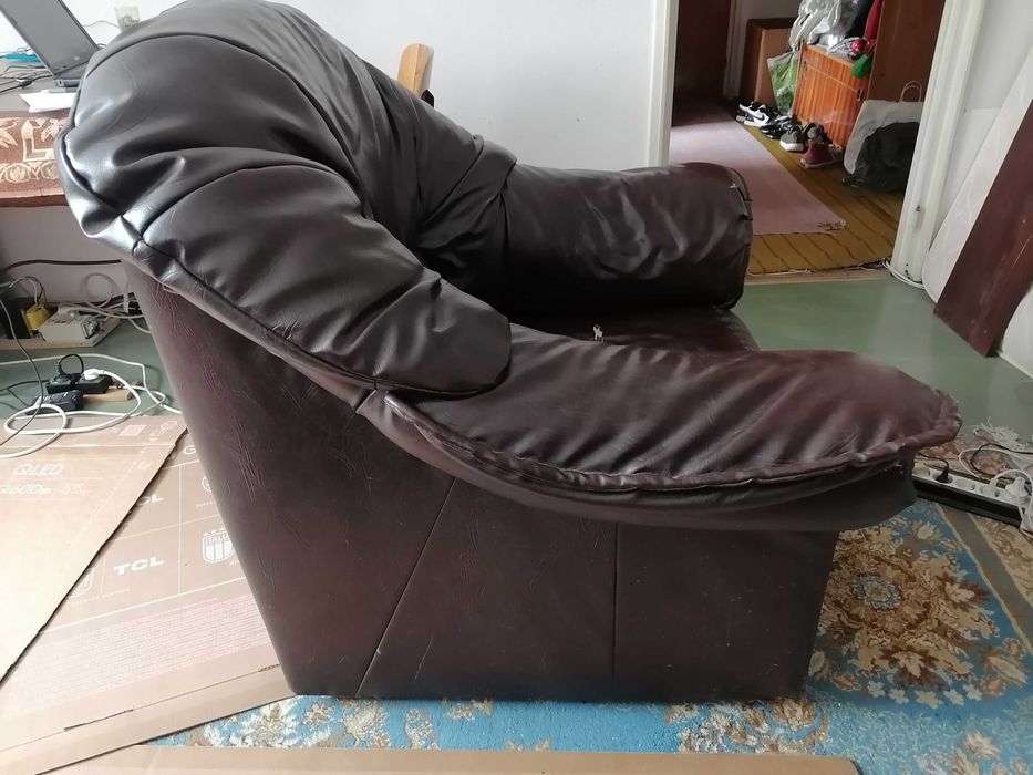 Fotoliu din piele maro, fotoliu din catifea albastru