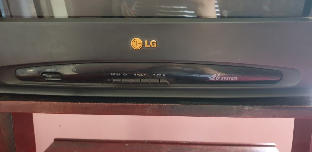 Продаю телевизор LG  с подставкой