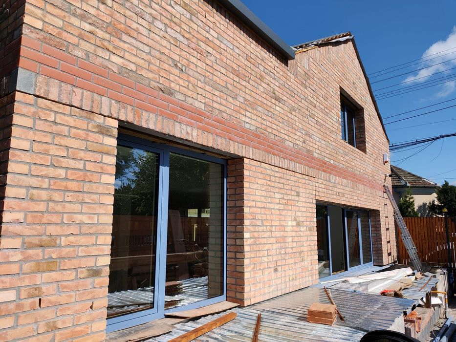 Caramida feliata, margini rustice