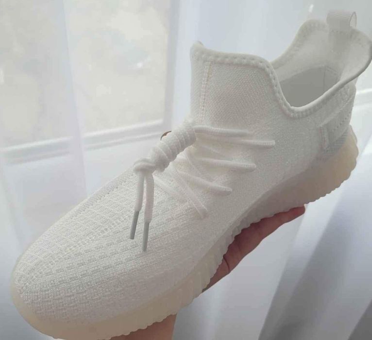 Adidasi noi din pânză