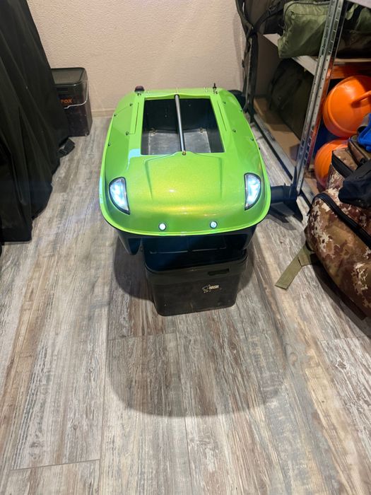 Шаранджийска лодка за захранка