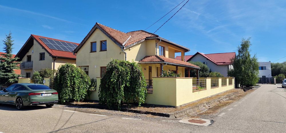 Proprietar -Inchiriez casa 250 mp,3 dormitoare,garaj,curte .