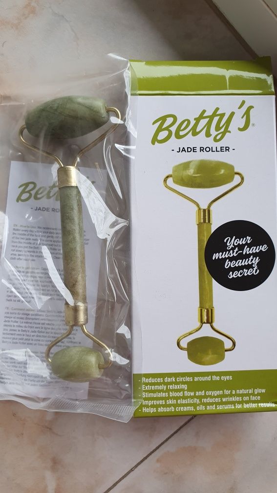 Нефритен масажор Betty's Jade Roller и Кърпа за почистване на грим