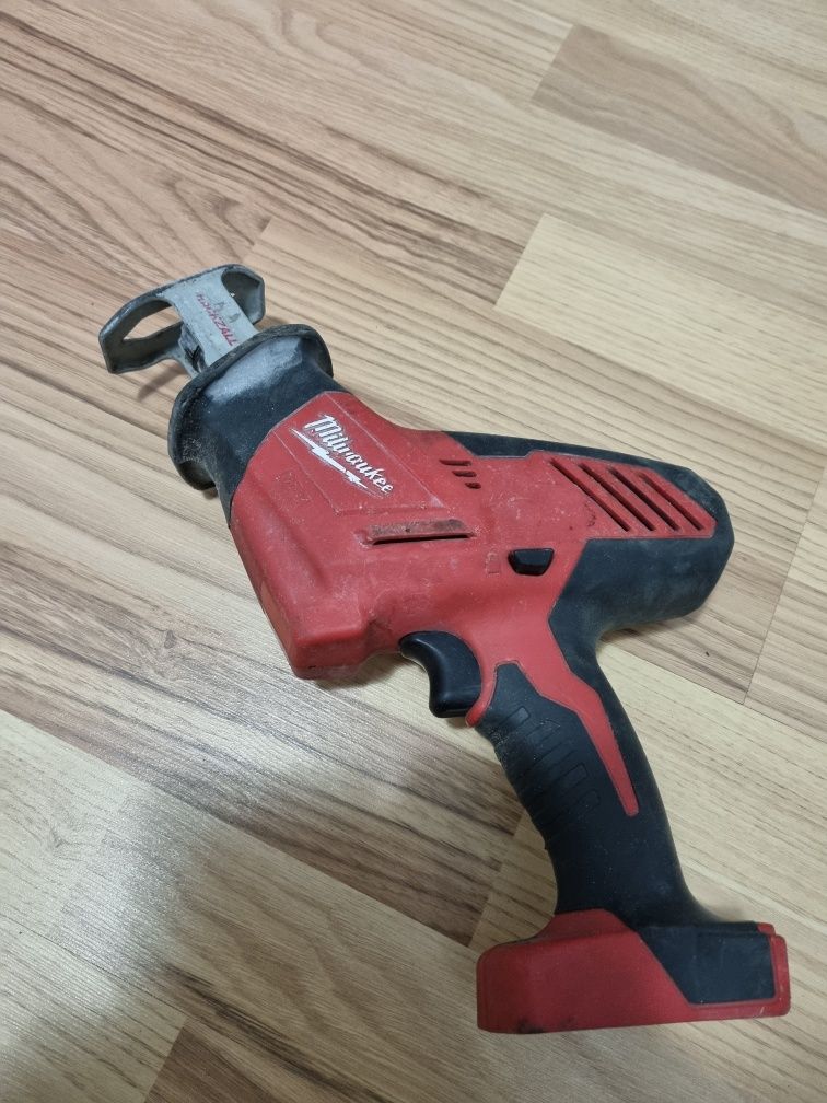 Vand fierăstrău milwaukee sabie m18