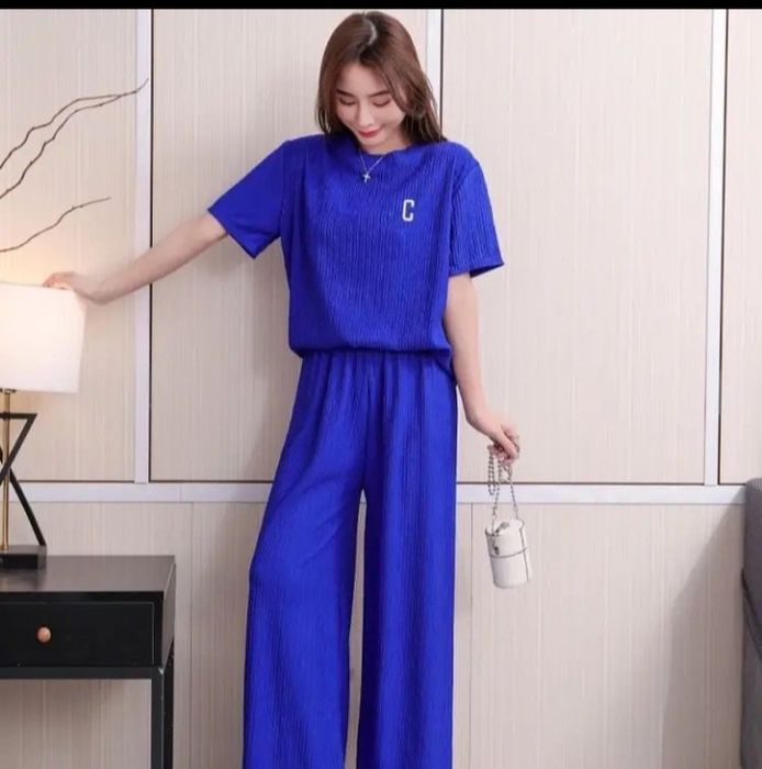 Доставка по городу. Костюм двойка новая