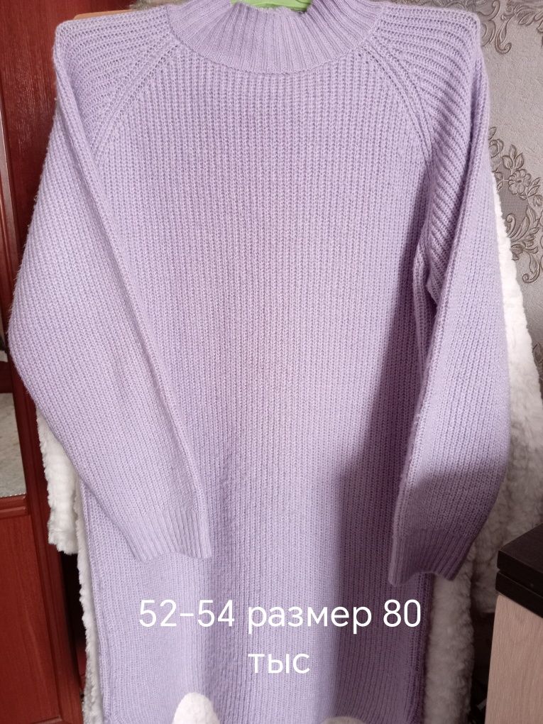 Сапоги казаки и женские вещи разного размера.