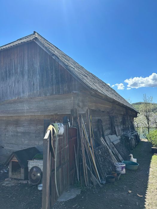Grajd din  lemne vechi , anexa gospodărească