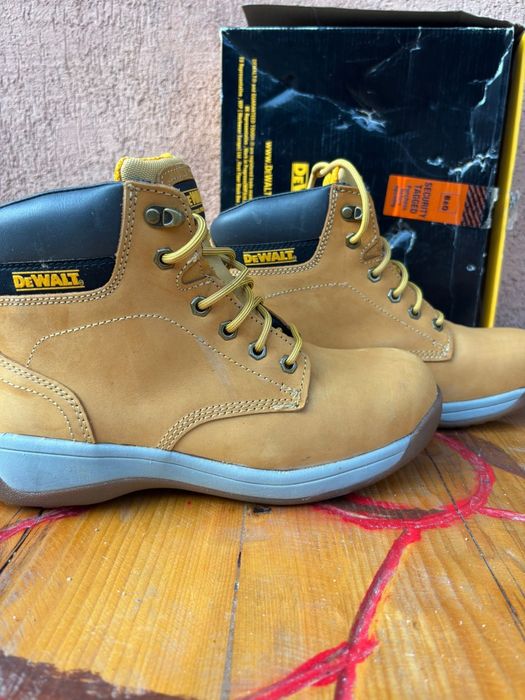 Vând bocanci profesionali DeWALT