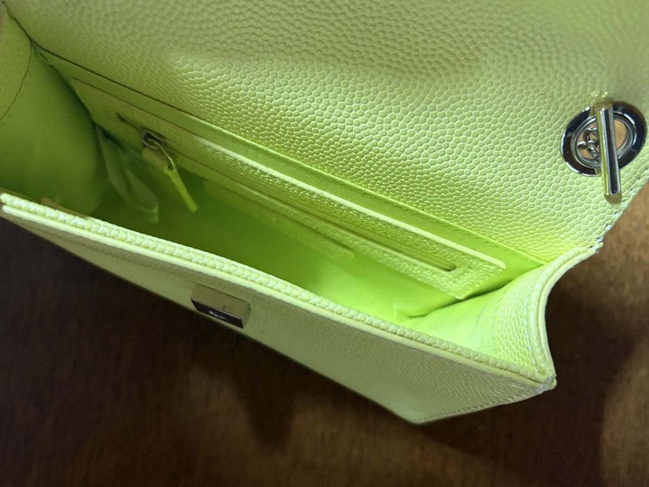 Продавам чанта на Valentino