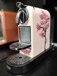 Espressor Nespresso DeLonghi CitiZ pictat manual roz copaci japonezi