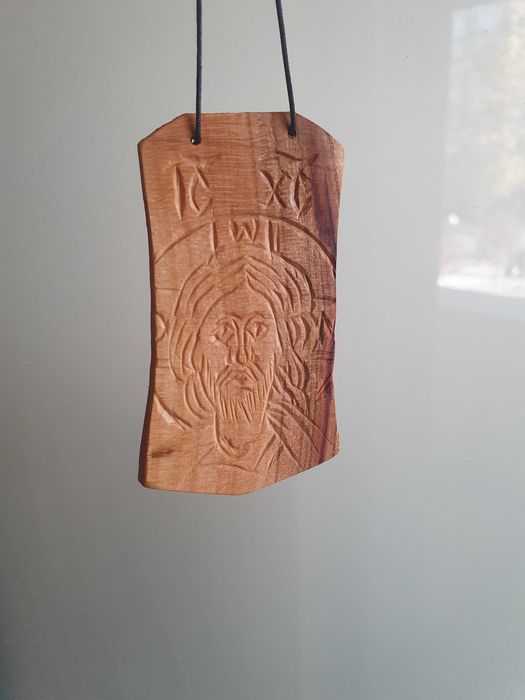 Vand o iconita si doua cruciulite sculptate manual, lemn natural 100%