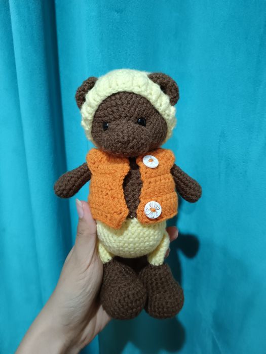 Очаровательный вязанный медвежонок
