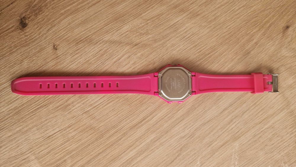 QiQ Дамски цикламен часовник