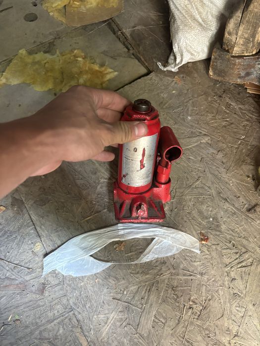 Продам маленький домкрат