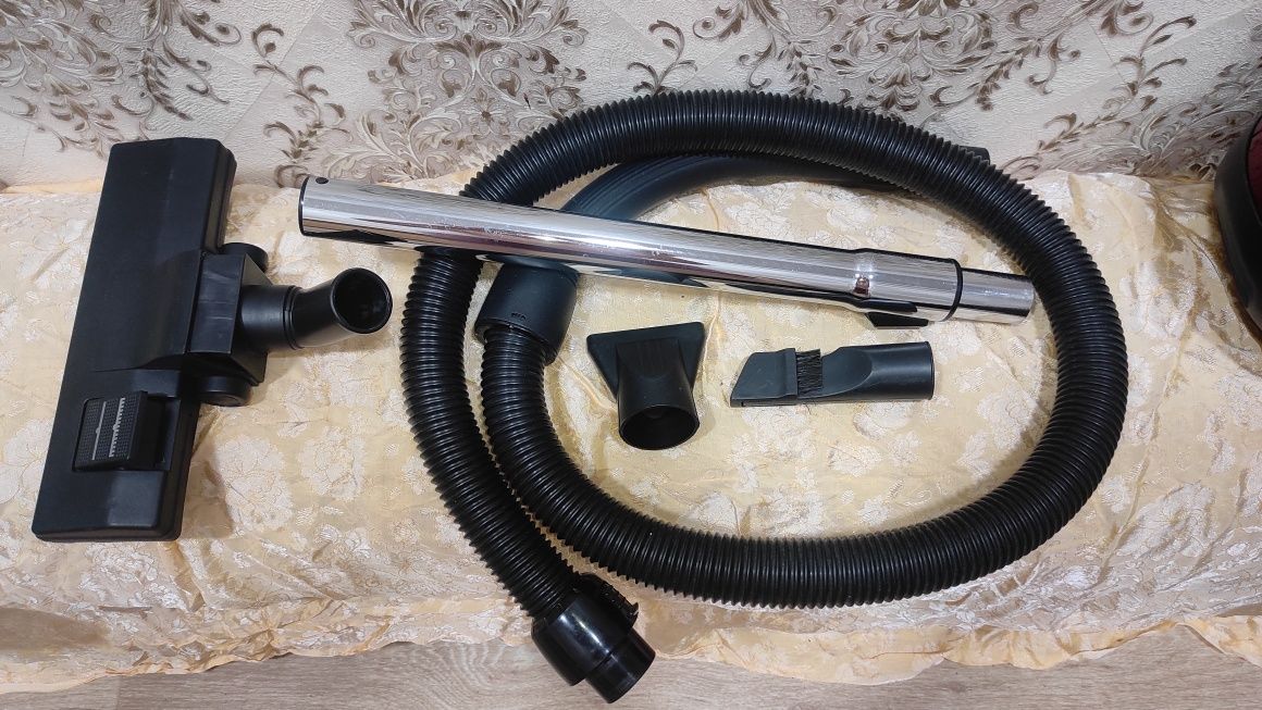 Продается пылесос Vitek VT-1081
