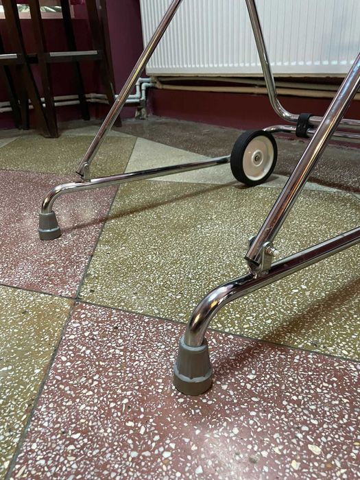 Cadru de mers pliabil cu roti