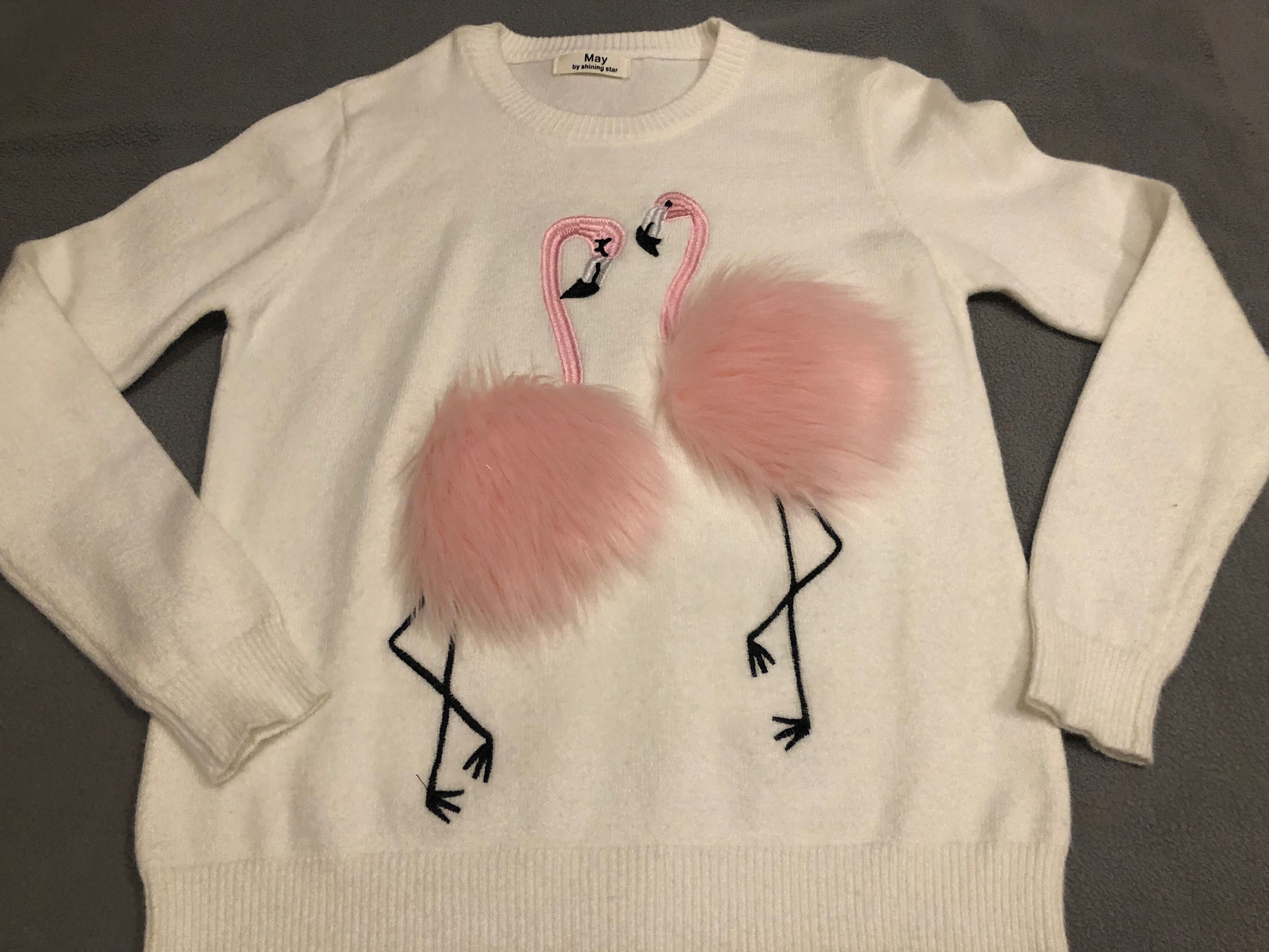 Нов Бял пуловер с пухкави фламинго намаление