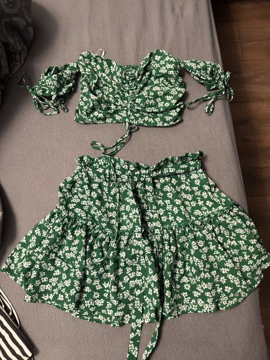 Зелен сет с флорални елементи