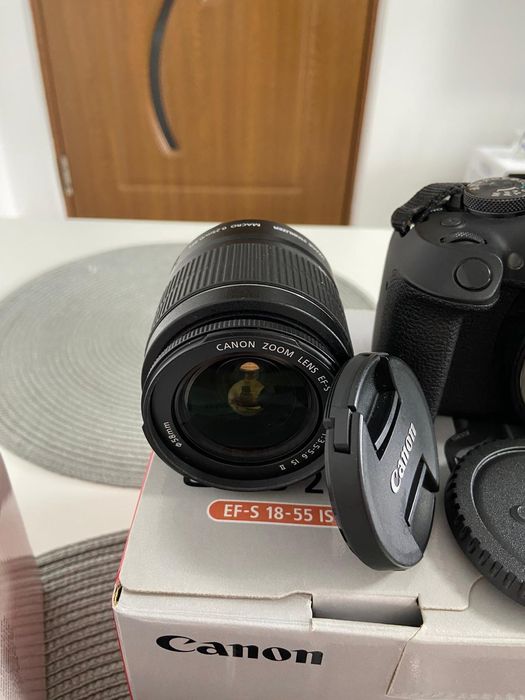 Aparat fotografiat DSLR Canon 2000D