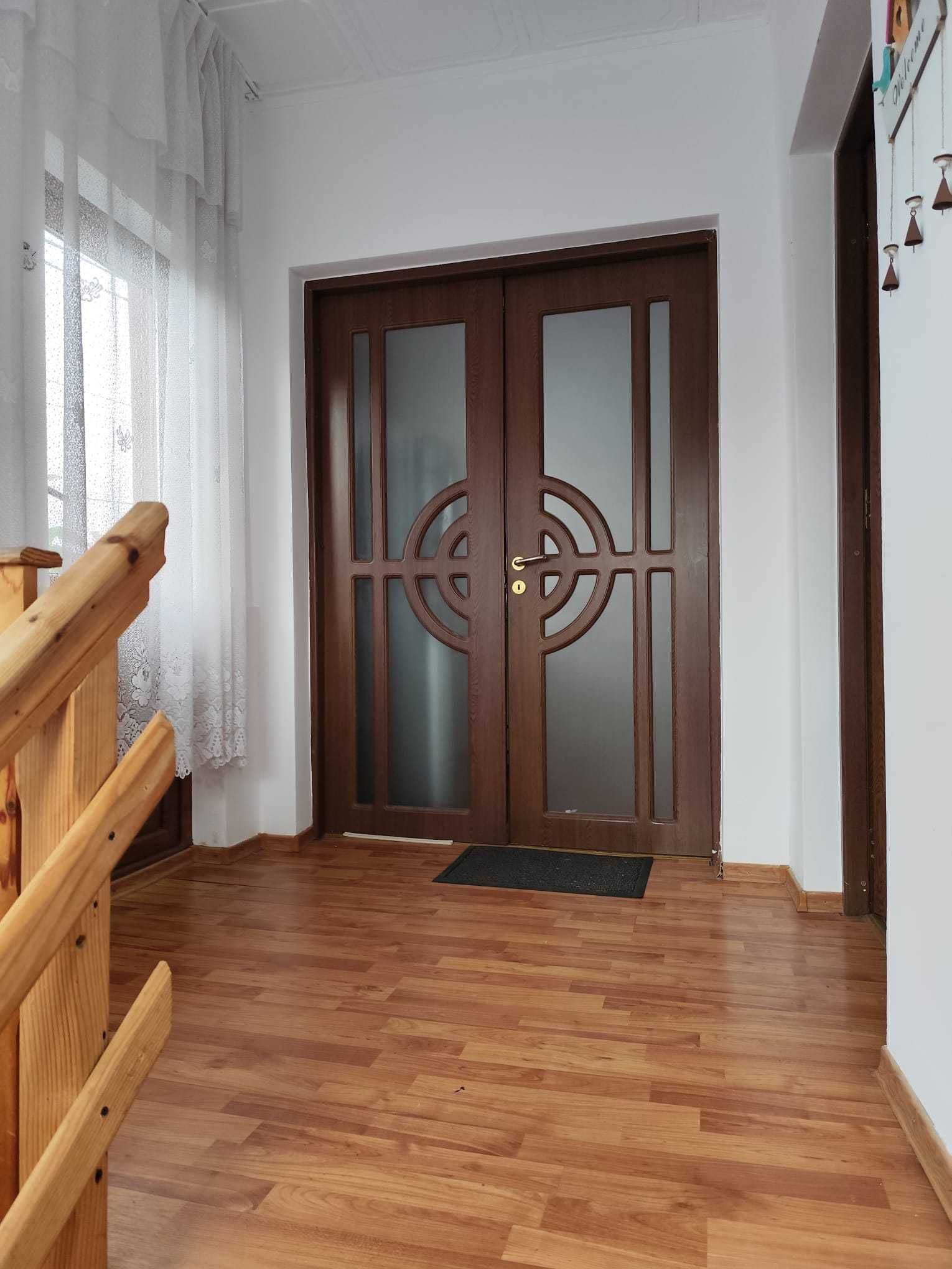 se inchiriaza apartament 2 camere la casa