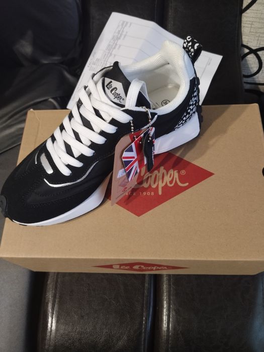 Vând adidași Lee Cooper
