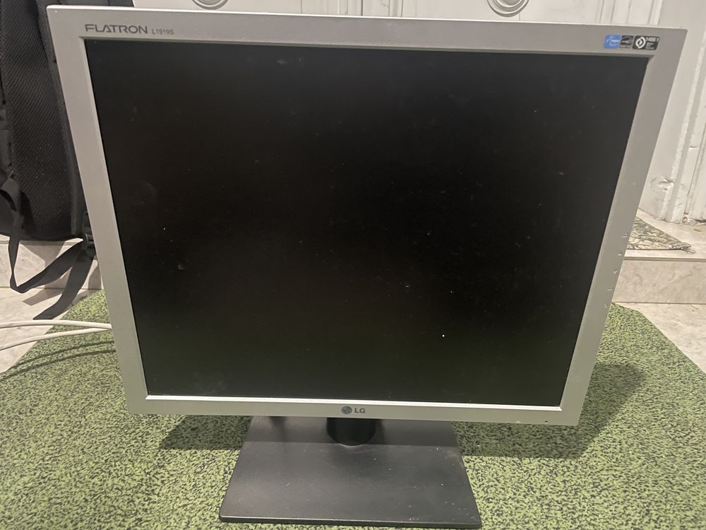 Monitor LG 19” 19 inch