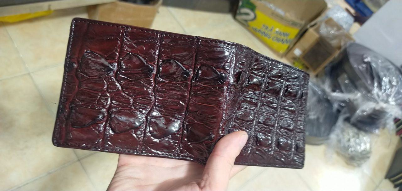 Кошелек из кожи крокодила