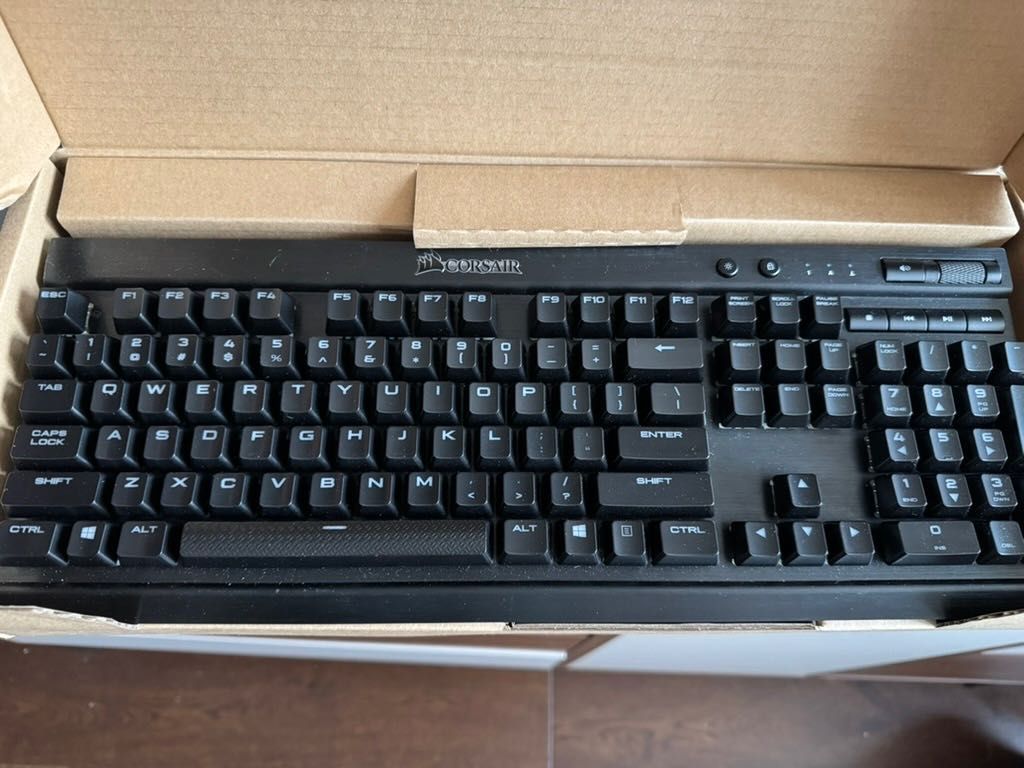 Corsair K70 RGB Lightspeed