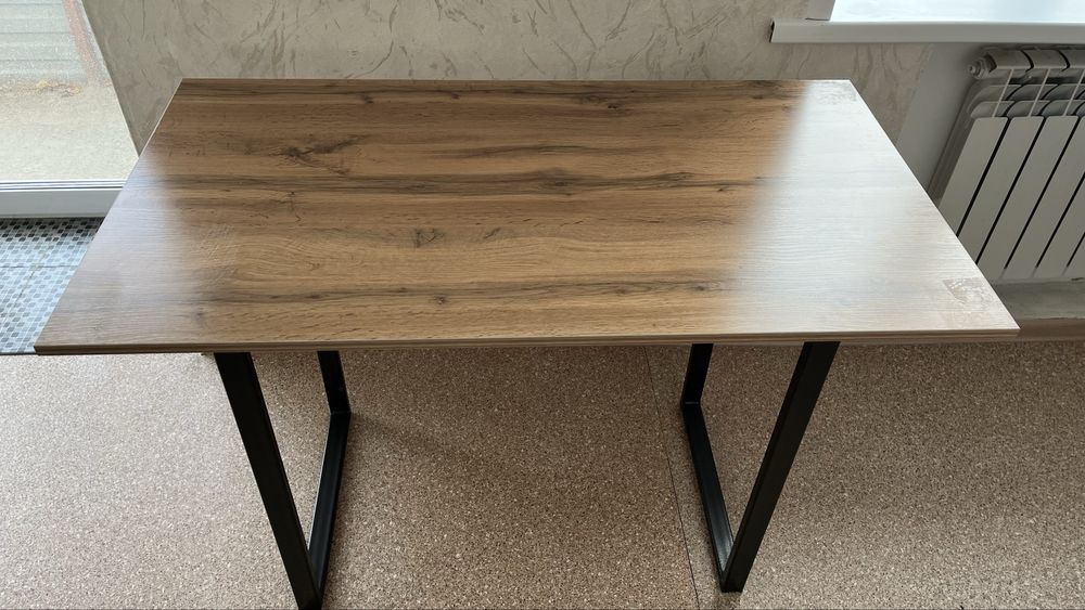 Продам стол можно использовать как письменный так и для кухни.