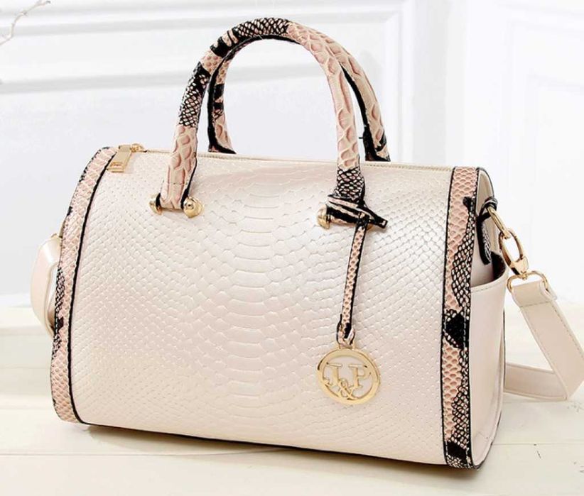 Дамска чанта с декорация от бяла змийска кожа. Размери 30/28/14 см