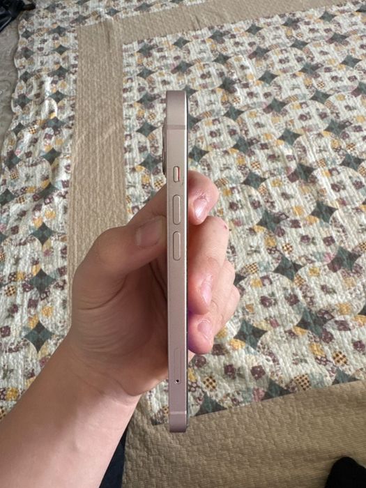 Apple iPhone 13 продаётся