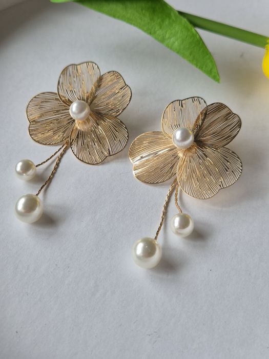 Cercei aurii tip floare Zara
