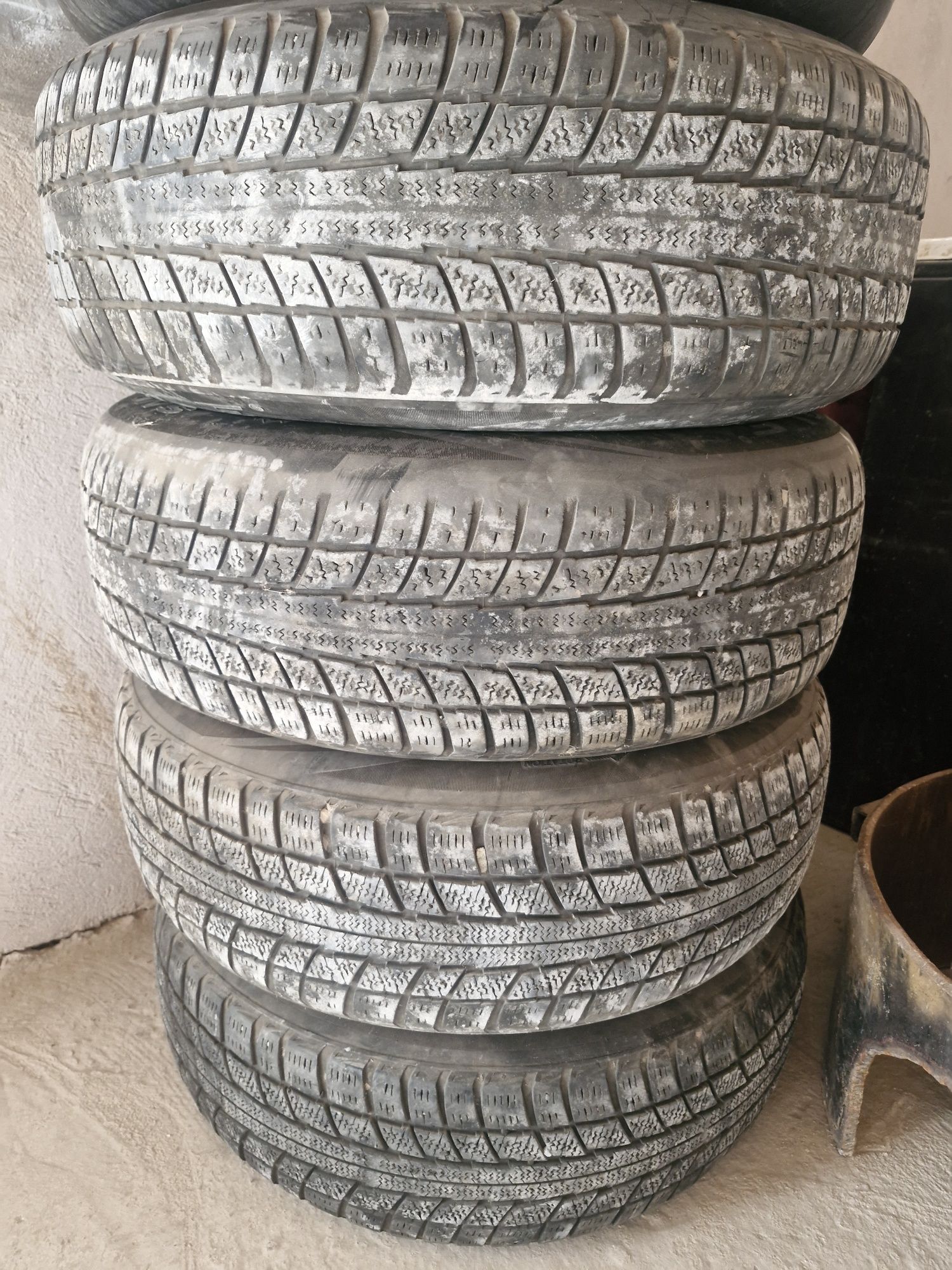 Продаётся бу а/ш с дисками на легк.пикап  235/75 R15