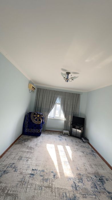 Jizzax shahar Markazida kvartra sotiladi, 1 xona 2 xona qilingan