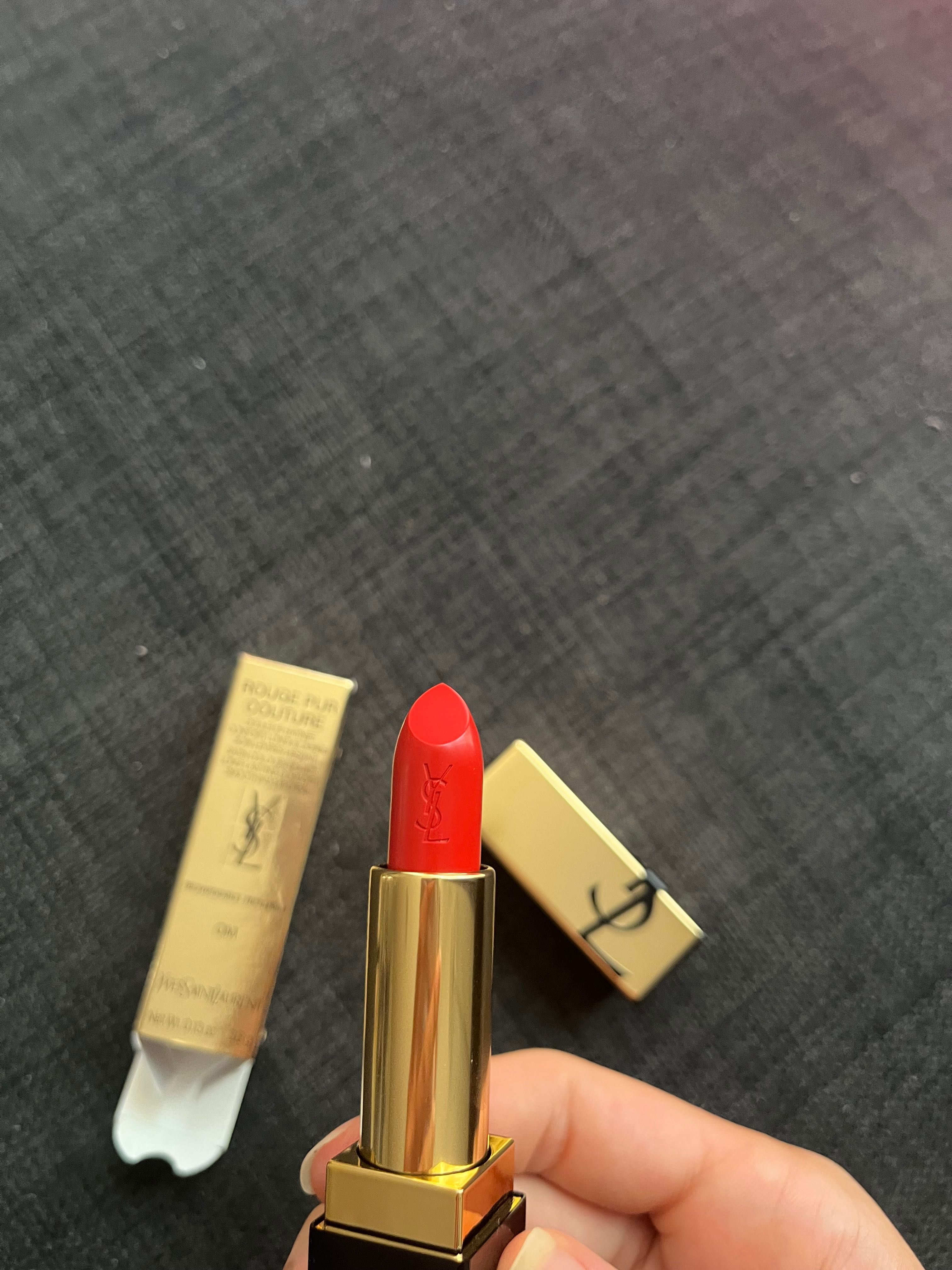 YSL червило червено