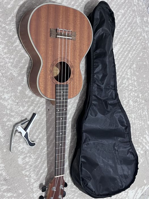 Укулеле с чехлом и каподастром