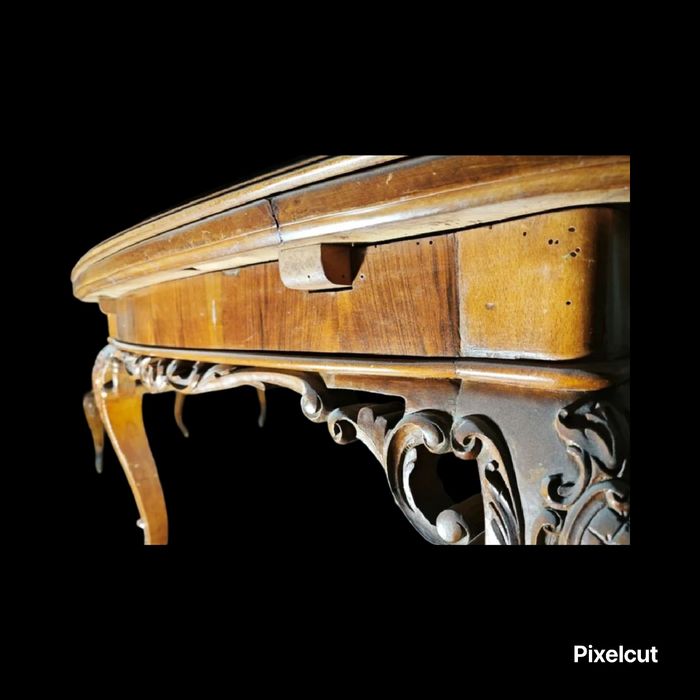 Голяма дървена маса с дърворезба и уникален фурнир