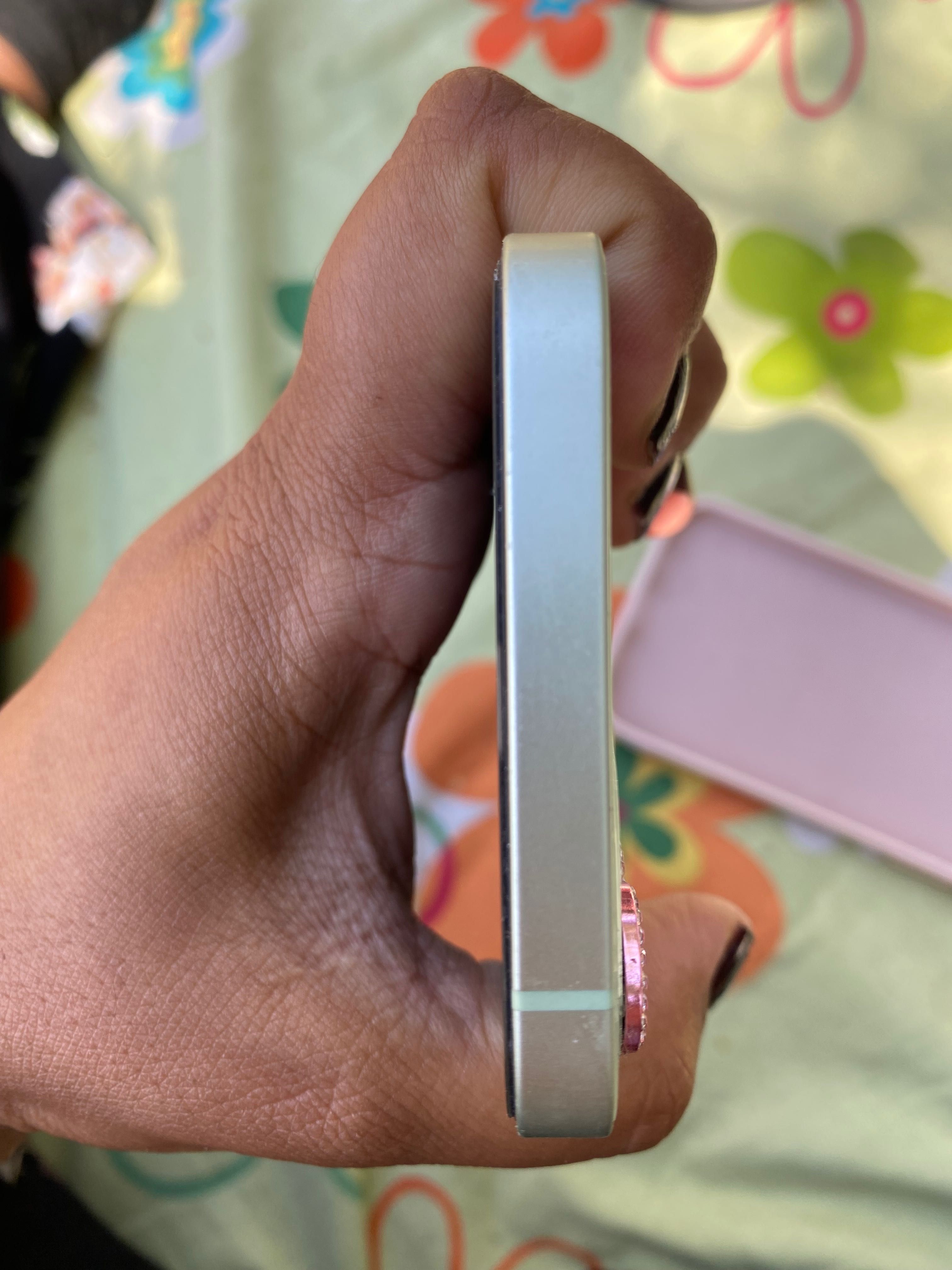 iphone 12 Пукнат гръб