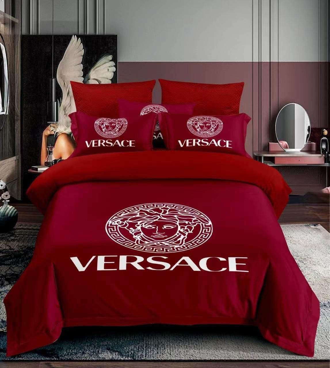 Lenjerii Versace pe stoc