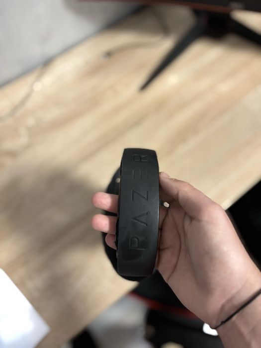 Vand doua perechi de casti, una razer si una steelseries